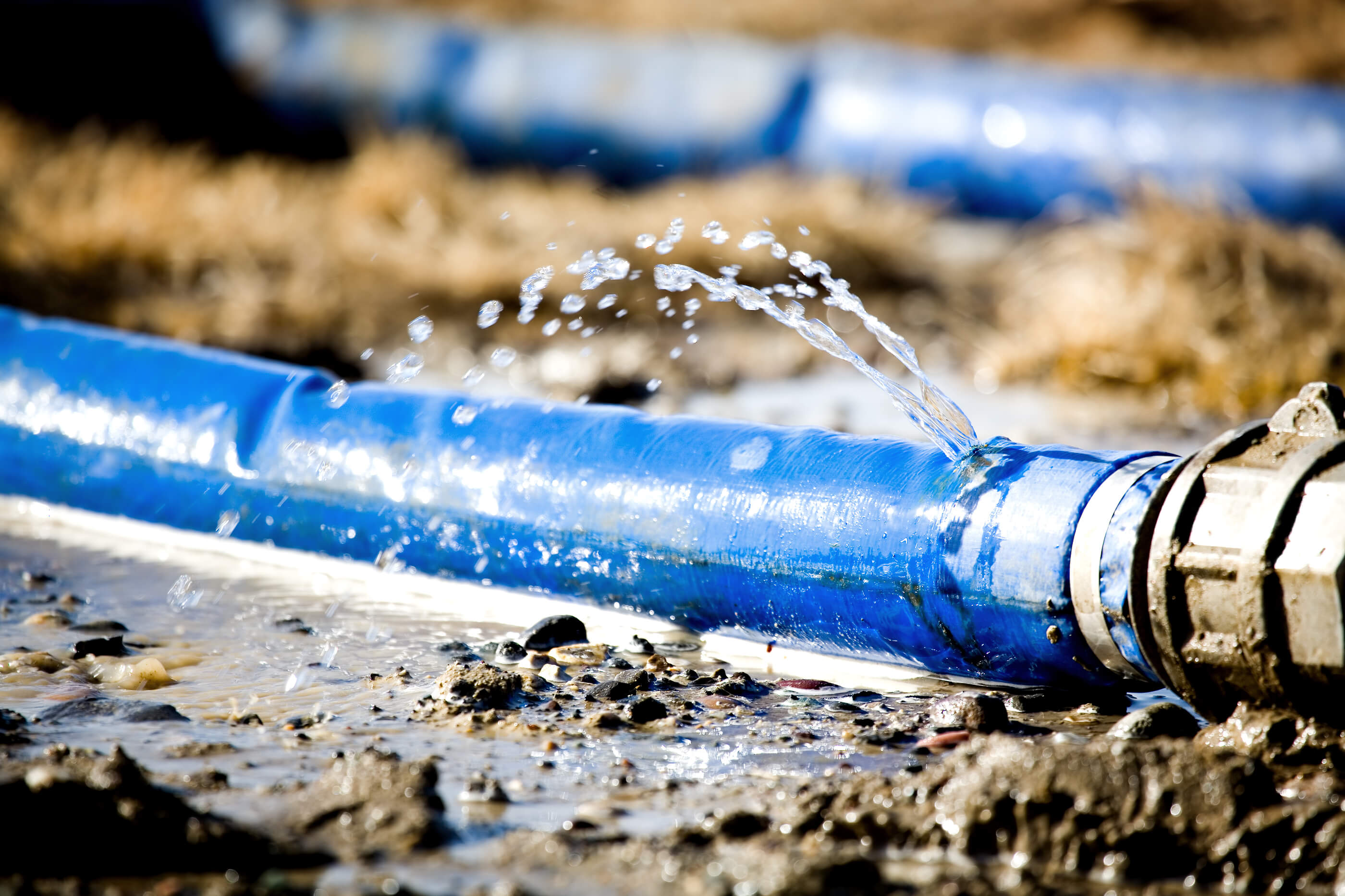 После разлива воды. Водопровод. Утечка воды. Разлитая вода. Вода утекает.